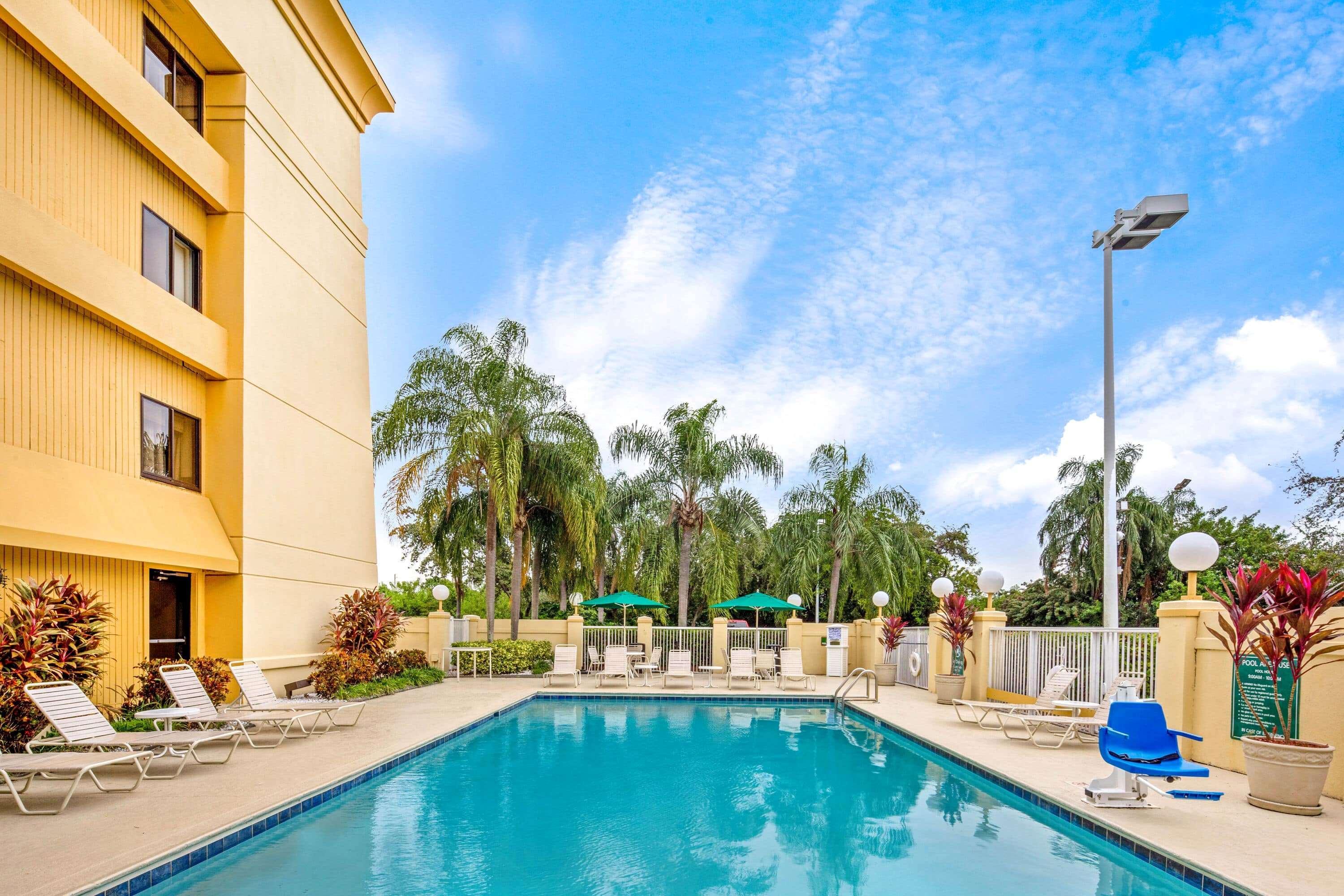 Отель La Quinta By Wyndham Miami Airport East Экстерьер фото