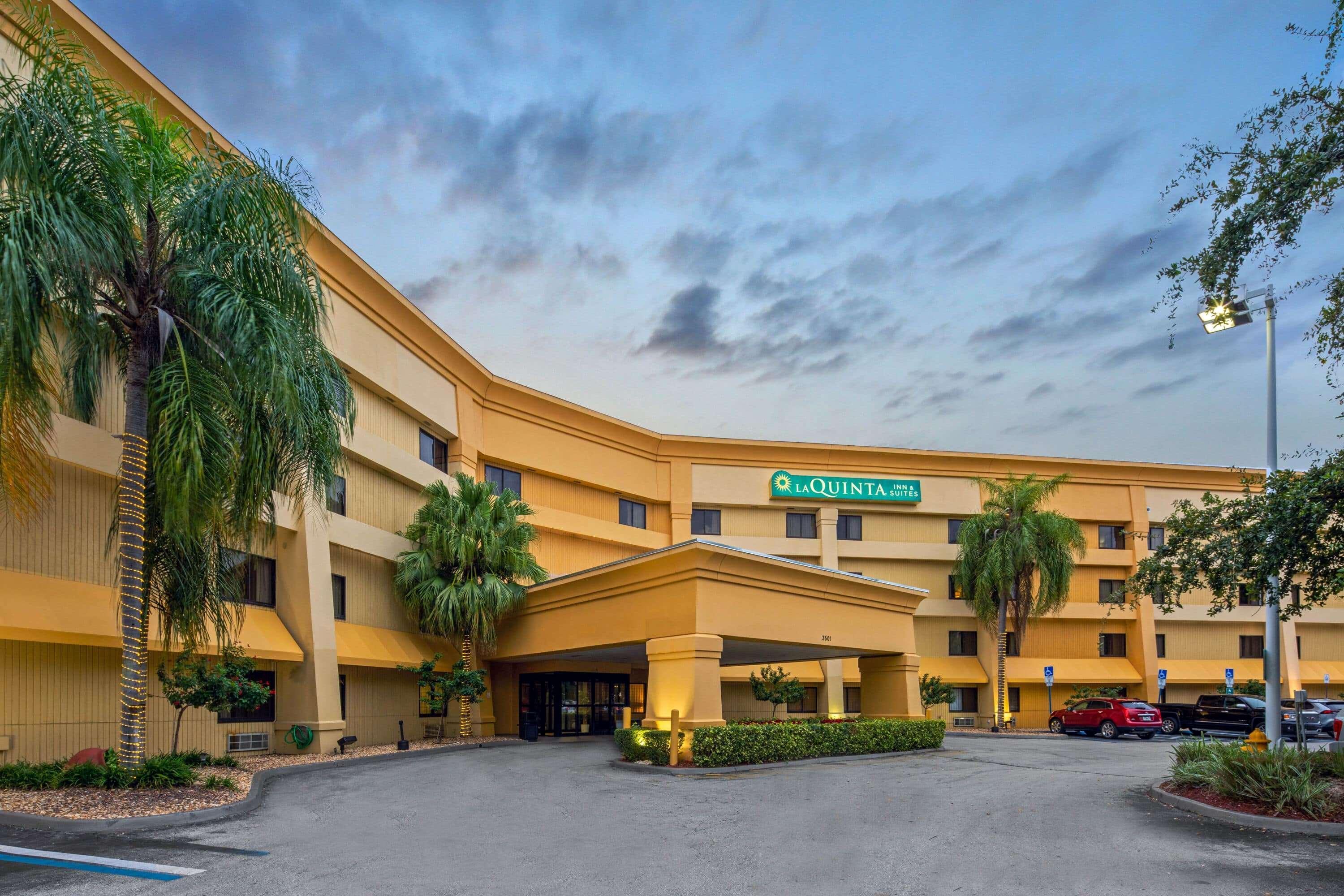 Отель La Quinta By Wyndham Miami Airport East Экстерьер фото